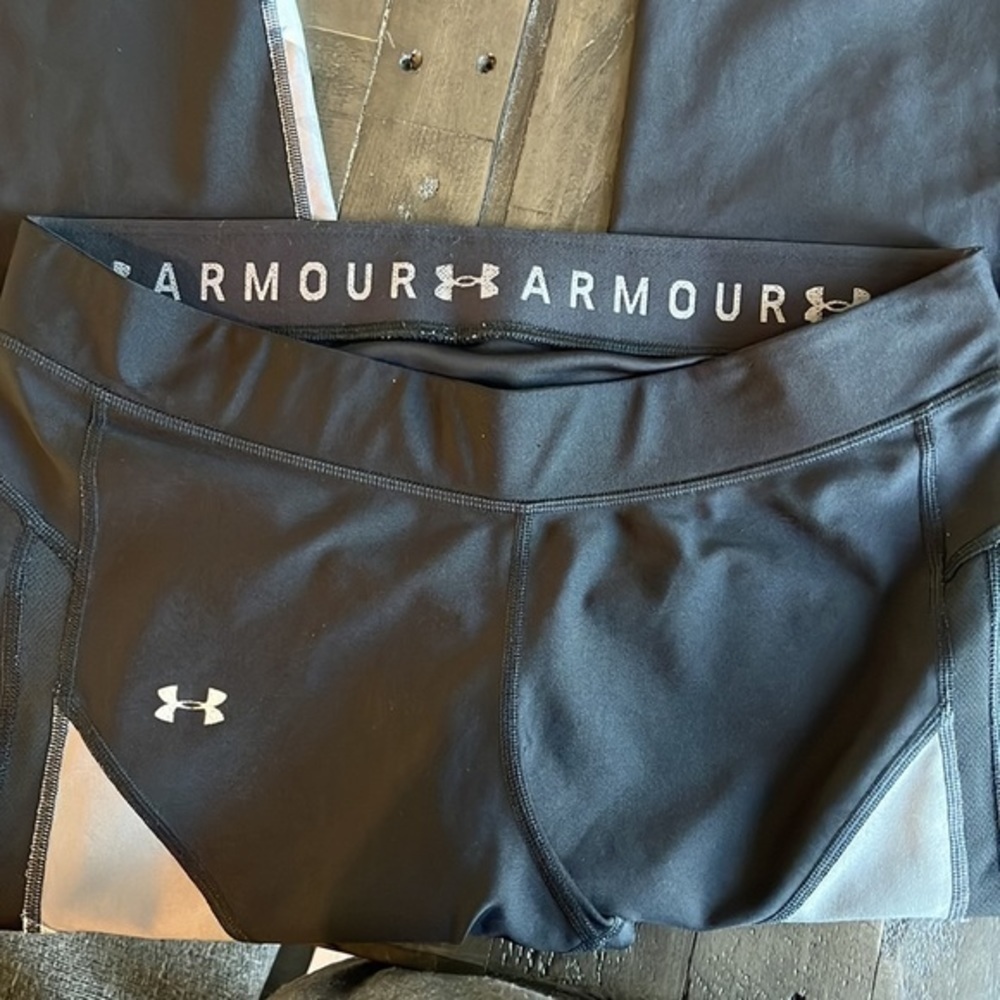 Under Armour Women's HeatGear No-Slip Waistband Mid-Rise Capris​ - Picture 4 of 4